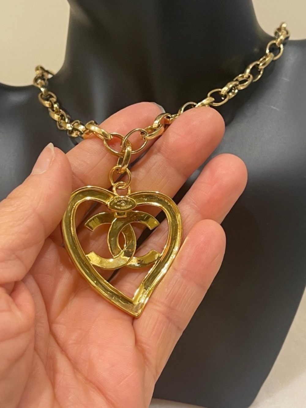 Chanel Interlocking CC Gold Heart Pendant And Chain Necklace - Picture 4 of 14